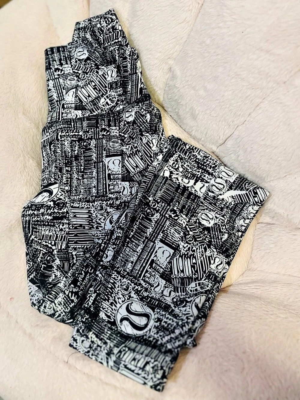 Lululemon Wunder Train High-Rise Tight 25" Black & White